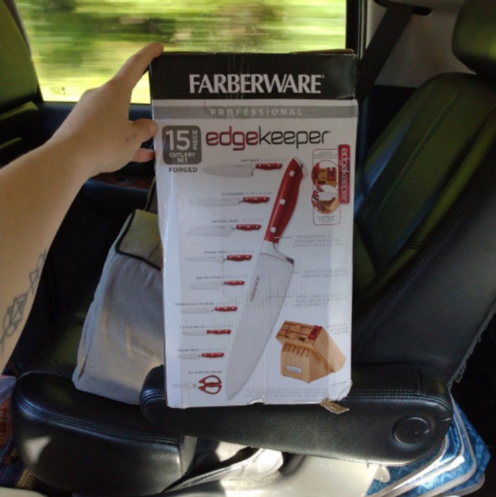 Never been used 15-piece Farberware Edgekeeper Knife set